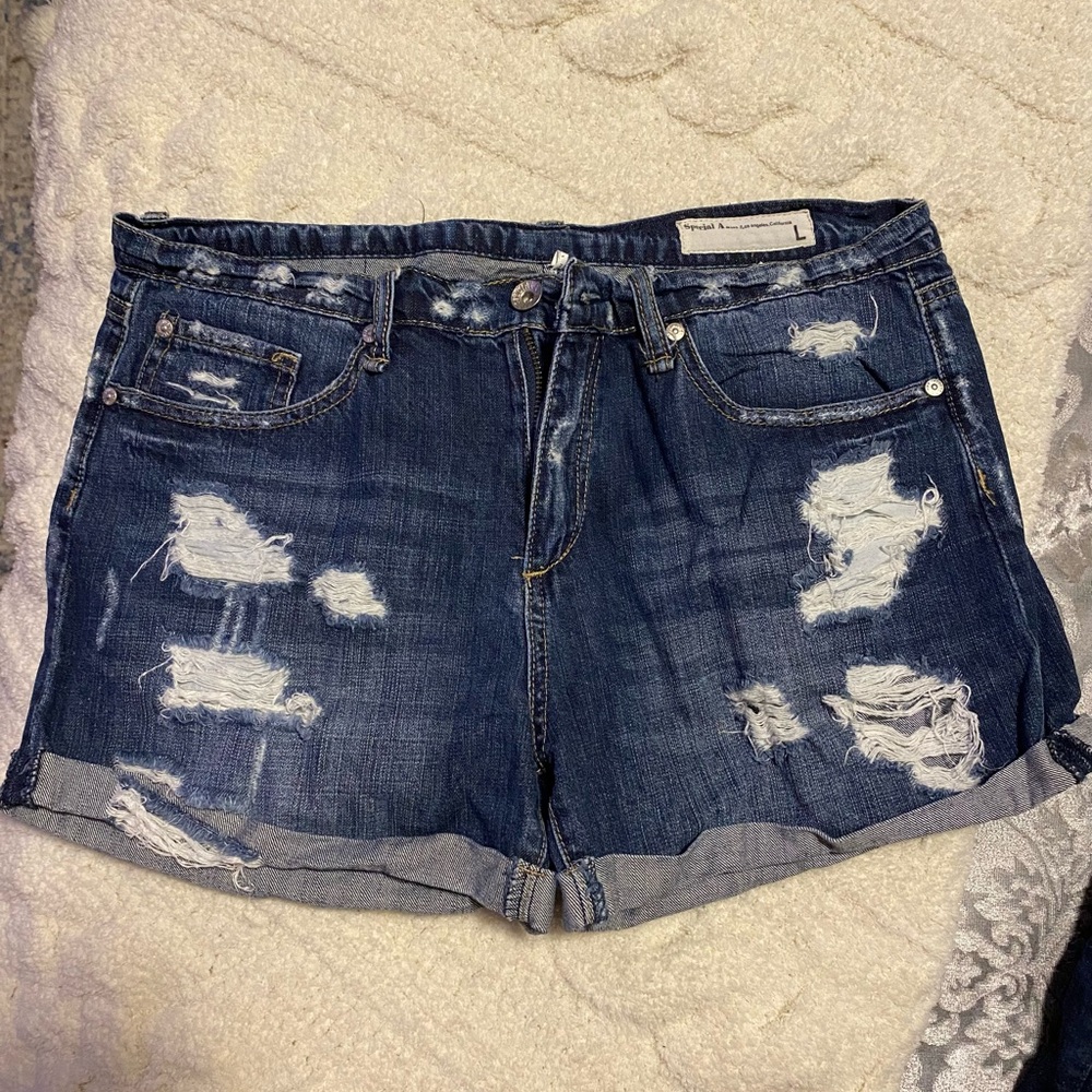 SPECIAL A | women’s boutique distressed dark wash shorts size L